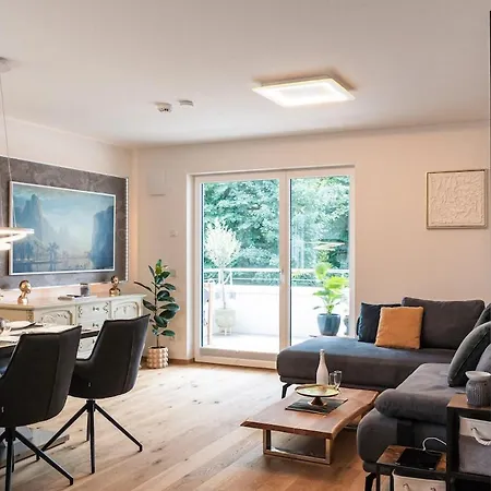 Exclusive Mit Balkon Und Wasserbett Apartment